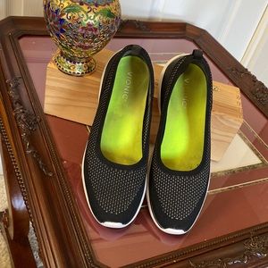 ❤️❤️Vionic size 91/2 woman’s shoes.